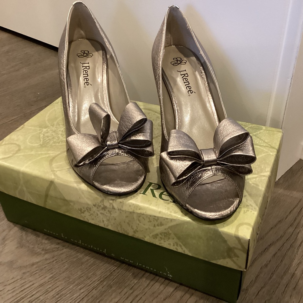 Like new pewter leather peep toe heels with bow detail